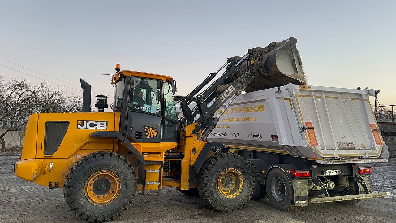 Фронтальний погрузчик з тягачем Фронтальний погрузчик з тягачем