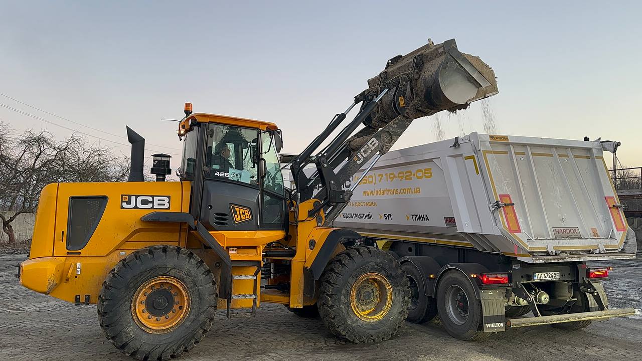 Фронтальний погрузчик з тягачем Фронтальний погрузчик з тягачем