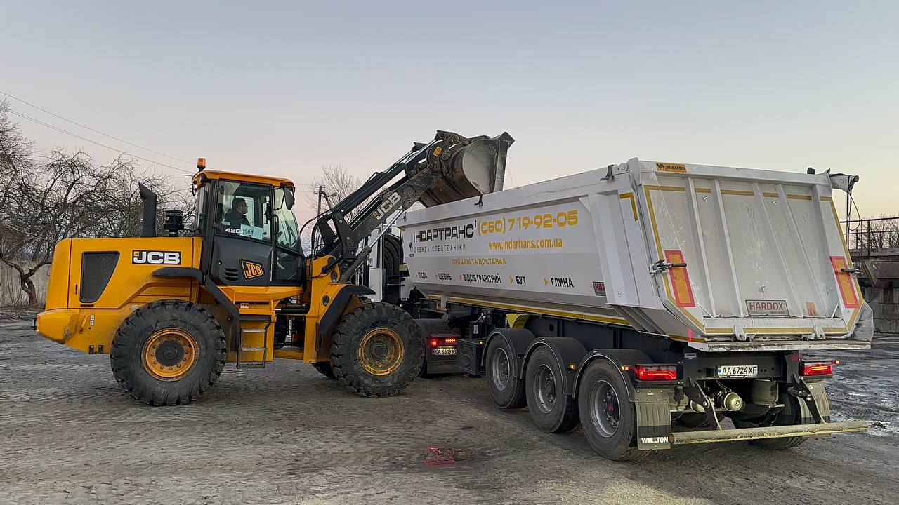 Фронтальний погрузчик з тягачем Фронтальний погрузчик з тягачем