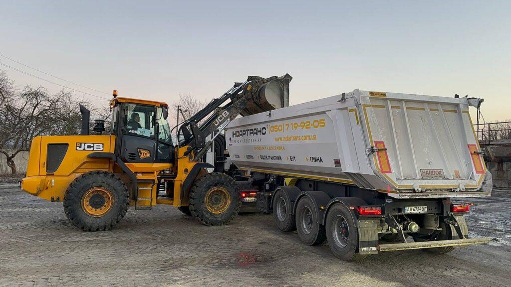 Фронтальний погрузчик з тягачем