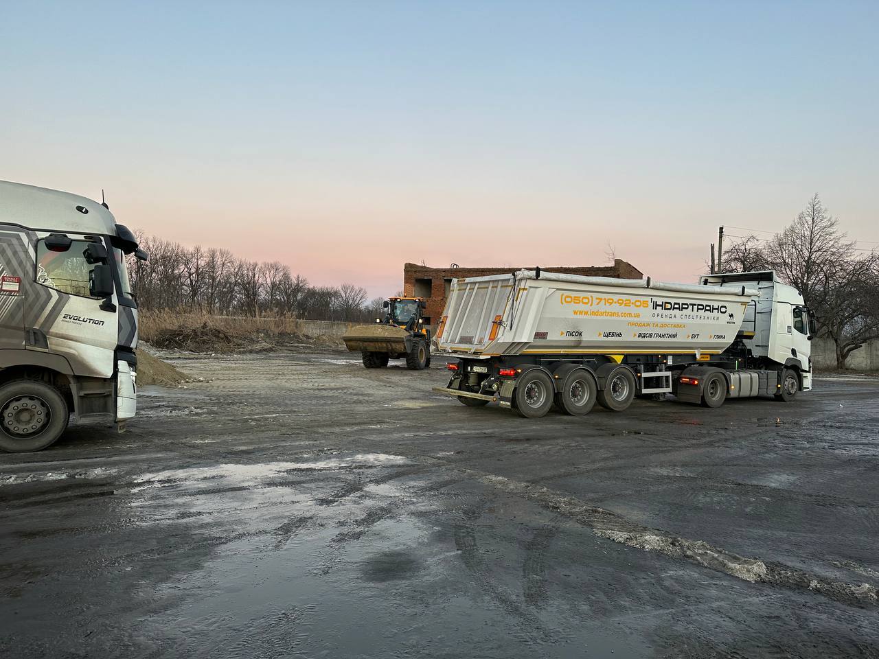 Фронтальний погрузчик з тягачем Фронтальний погрузчик з тягачем