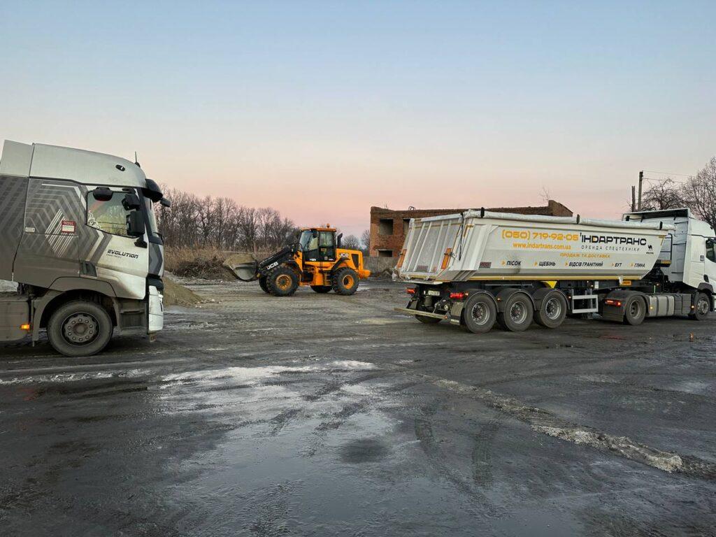 Фронтальний погрузчик з тягачем